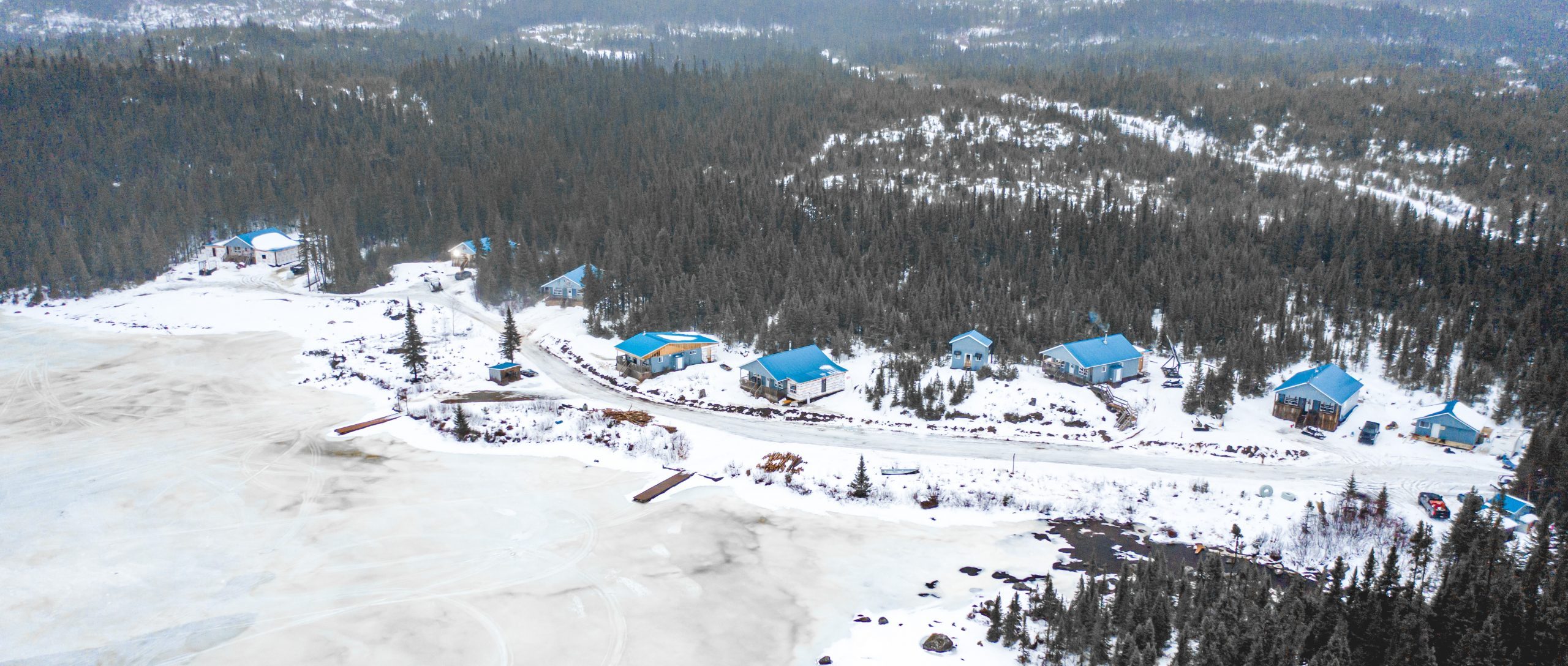 Vue aérienne des chalets en location au Domaine l'Or Piste sur les Monts-Valin en hiver
